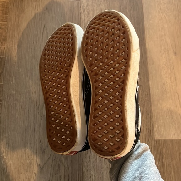 Black vans. - Picture 2 of 3